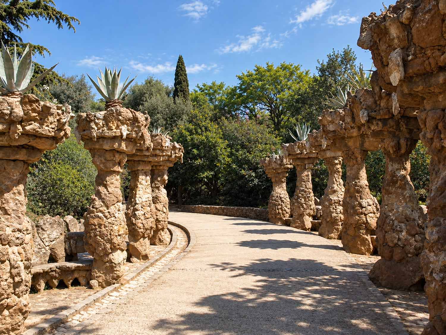 Allée ombragée dans le Parc Güell